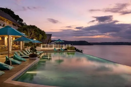 Suasana kolam renang Pramana Natura menjelang senja